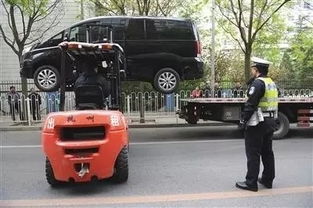 小汽车乱停乱放罚多少