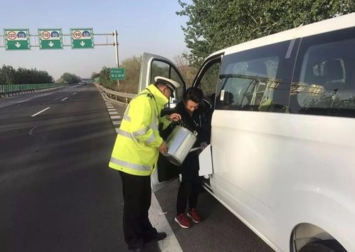 小汽车上高速要多少钱油(小汽车上高速的油费，了解费用，明智出行)