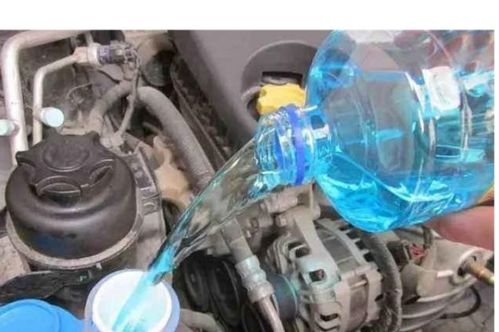 汽车玻璃水能加多少瓶水(汽车玻璃水的正确加水方法及数量探讨)