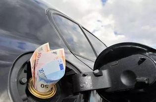 汽车一次加多少伤车(汽车一次加多少伤车，燃油添加需谨慎)
