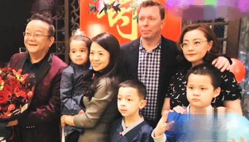 汪峰带3娃过父亲节 二女儿罕见露面(汪峰携三娃温馨共庆父亲节，二女儿罕见露面，家庭幸福溢于言表)