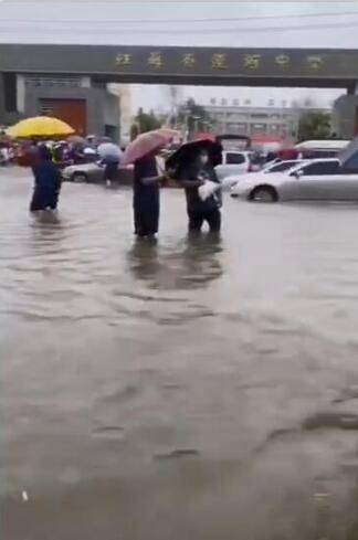 中考赶上暴雨 湖南一学生游泳赶考(中考遇暴雨，湖南一学生游泳赶考，挑战与勇气的交织)