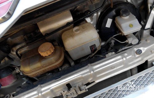 汽车水箱加多少才满水(汽车水箱加水的正确方法，如何确定汽车水箱加多少才满水)