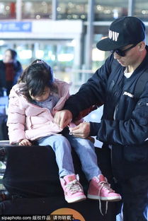 小沈阳女儿机场被偶遇 超像妈妈(小沈阳女儿机场被偶遇，长相超像妈妈，星二代的日常曝光引热议)