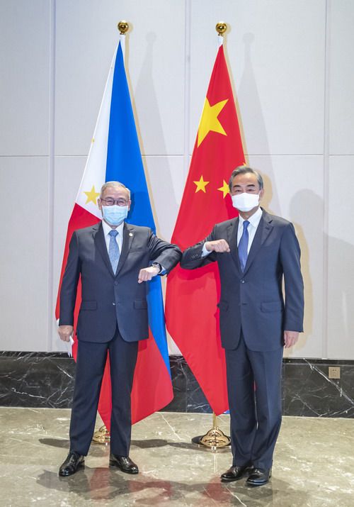 现场画面：王毅会见菲律宾外长
